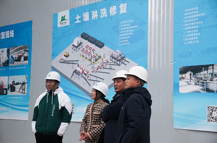 專(zhuān)家來(lái)訪生產(chǎn)車(chē)間指導(dǎo)工作