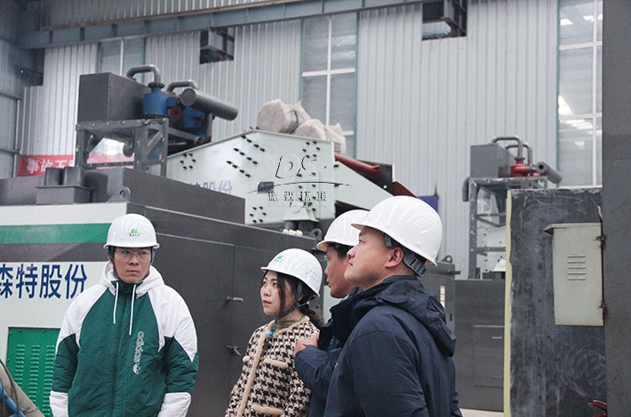 客戶來訪撬裝式土壤淋洗模塊生產(chǎn)車間 客戶來訪撬裝式土壤淋洗模塊生產(chǎn)車間